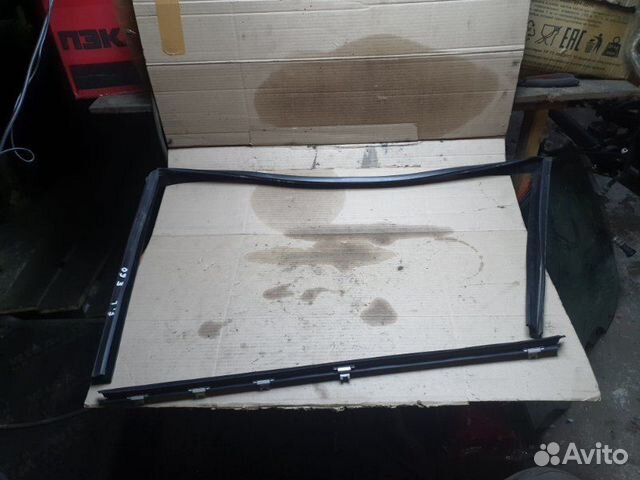 Направляющая стекла двери передняя левая Bmw