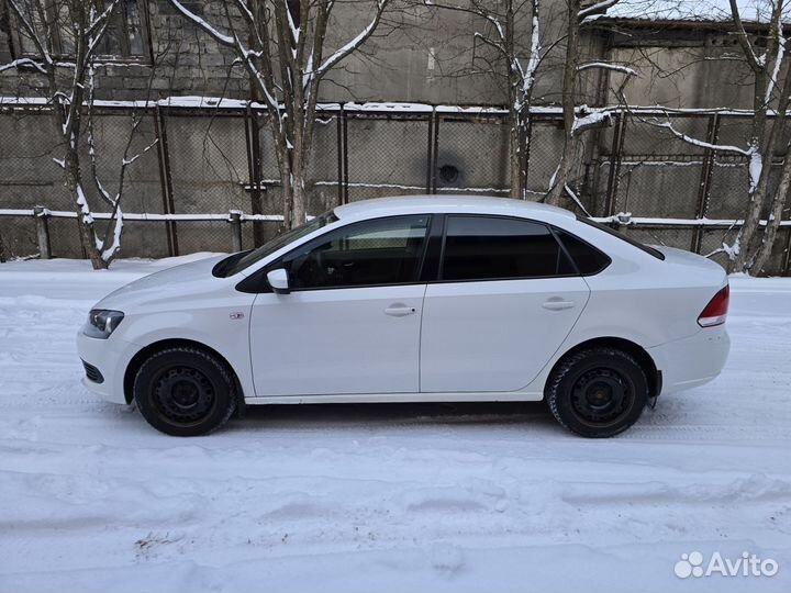 Volkswagen Polo 1.6 МТ, 2012, битый, 128 000 км