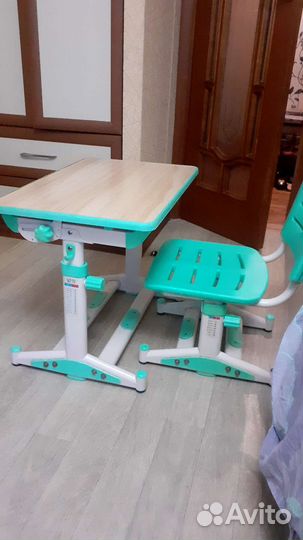 Школьная парта и стул