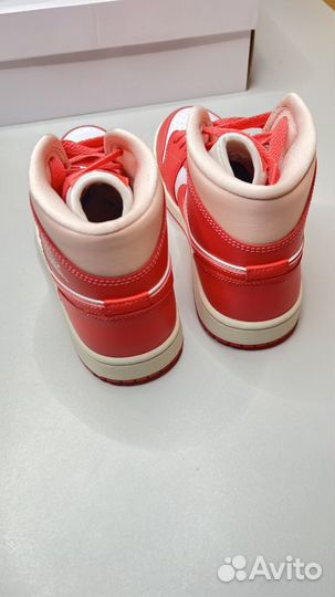 Кроссовки Jordan 1 Mid “Strawberries & Cream”