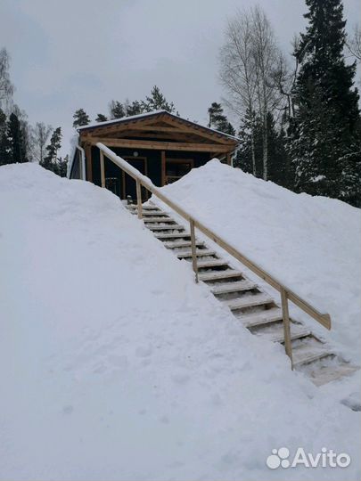 Русская баня на дровах на берегу реки