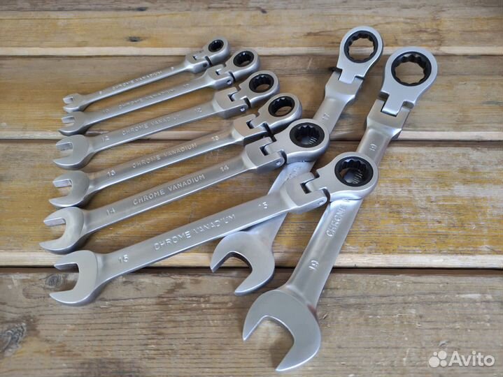 Набор ключей с трещоткой и шарниром