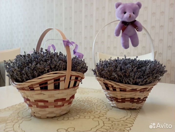 Сухоцвет лаванды в корзинке и в букетах