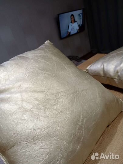 Подушки кожаные б/у