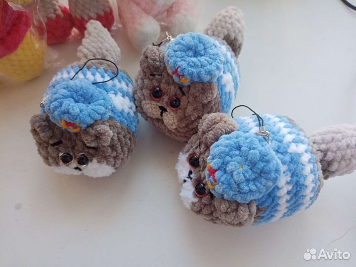 Вязаный кот-десантник