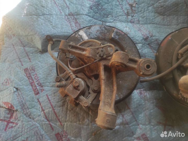 Кулак задний левый Тойота Камри 50 55