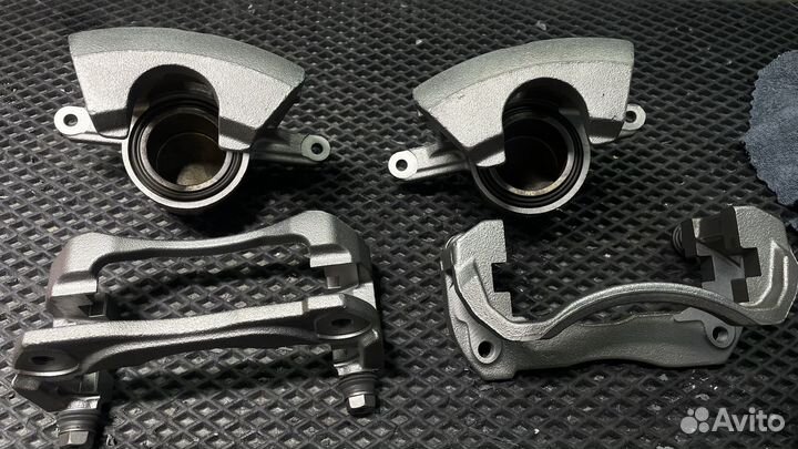 Передние тормозные суппорта Toyota Camry 55 3,5