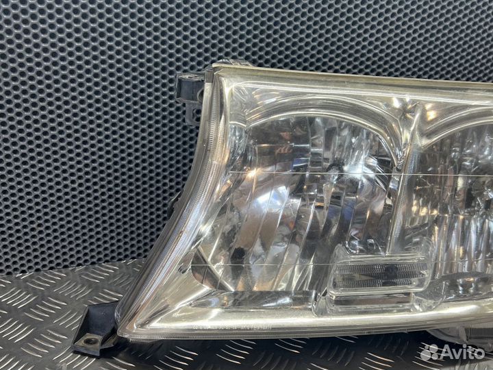 Фара левая Toyota LC200