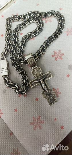Серебряная цепь и крест