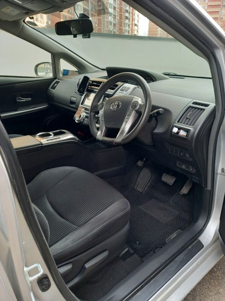 Toyota Prius Alpha: фото владельца