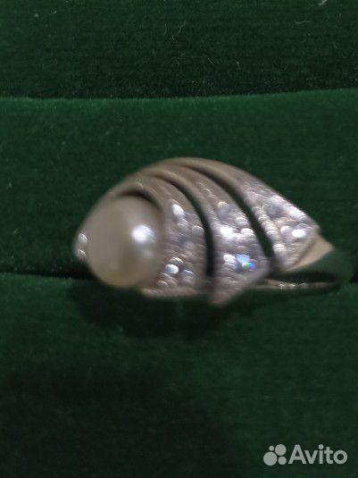Серебряное кольцо с фианитами и жемчугом