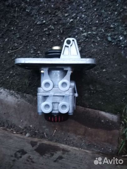 Кран тормозной камаз