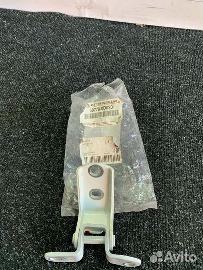 Петля двери задней правой нижняя Toyota Hilux viii