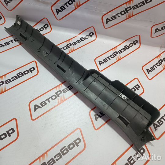 Накладка на порог салона задняя правая Nissan