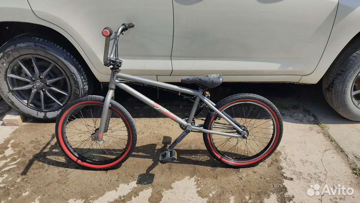 Трюковой велосипед BMX Mongoose Capture