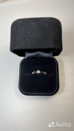 Кольцо с бриллиантом Tiffany оригинальное