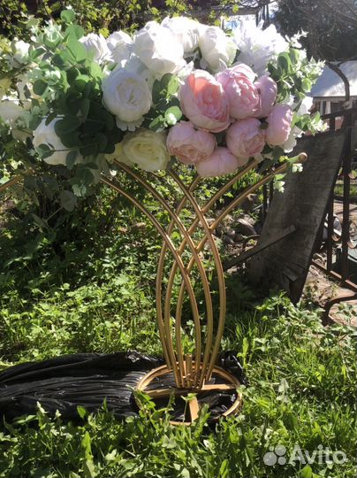 Подстаки под цеточеые композиции золотые