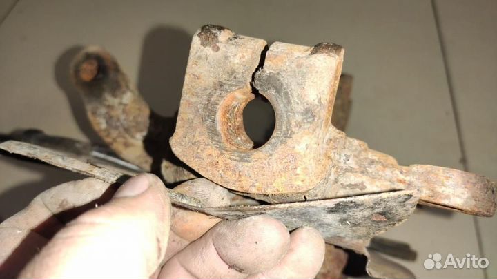 Кулак передний левый Nissan Qashqai+2 рест. 2010