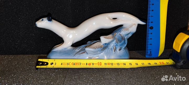 Фарфоровая статуэтка ласка