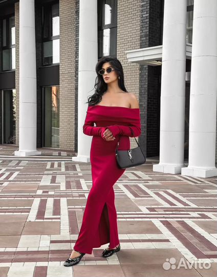 Платье с открытыми плечами