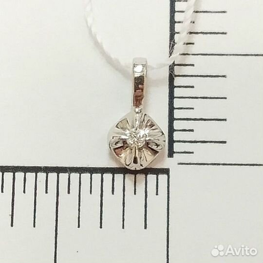 Золотая подвеска с камнем