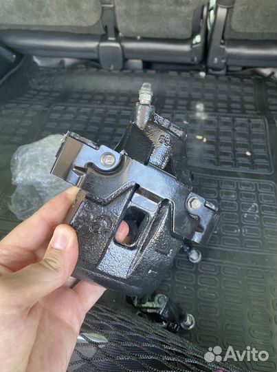 Задние оригинальные суппорта на Toyota LC 200 2017