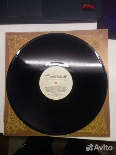 Поет Петр Лещенко