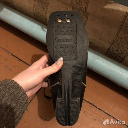 Лыжные ботинки и лыжи