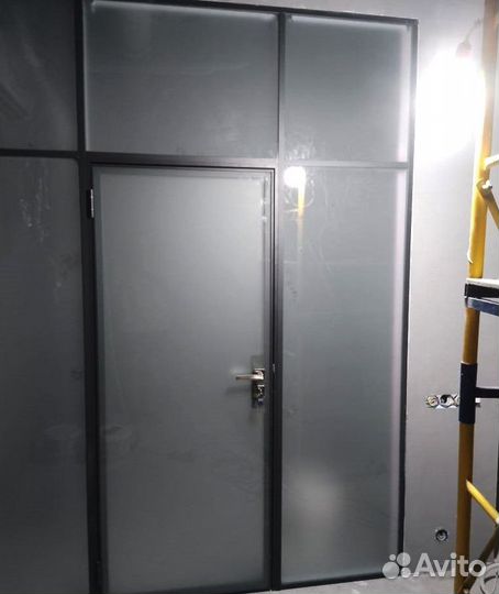 Стеклянная дверь на заказ