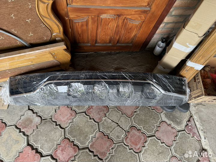 Юбка заднего бампера geely monjaro диффузор