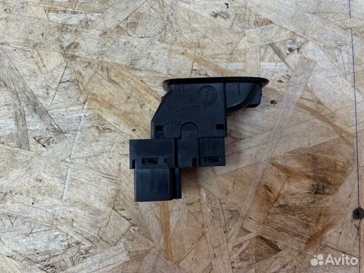 Кнопка стеклоподъемника задняя правая Volkswagen