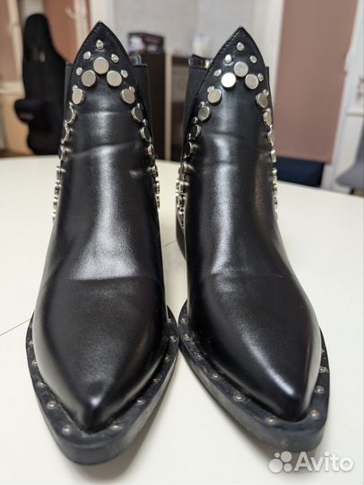 Продам ботильоны 39 размер с клепками