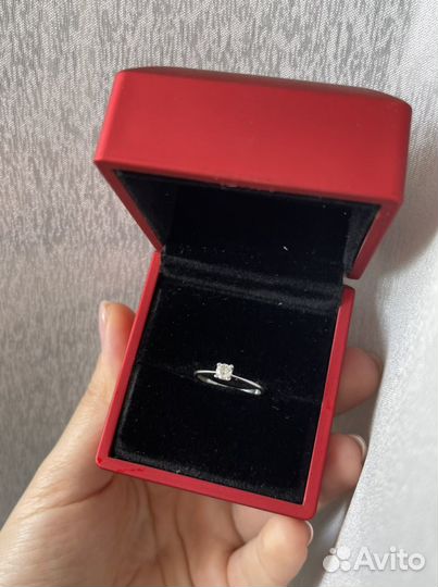 Золотое кольцо с бриллиантом