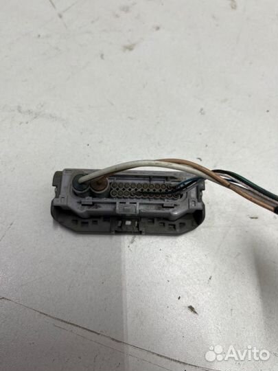 Штекер на фару передний Toyota Camry V70/V75