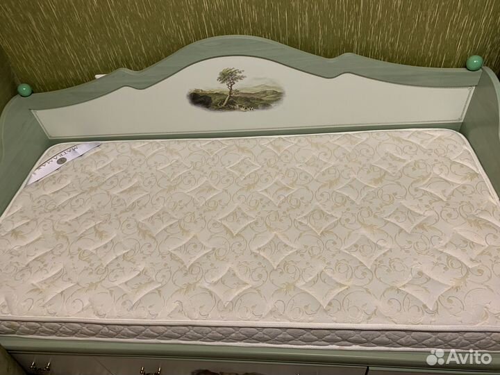 Детская кровать и шкаф