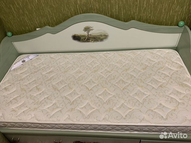 Детская кровать и шкаф