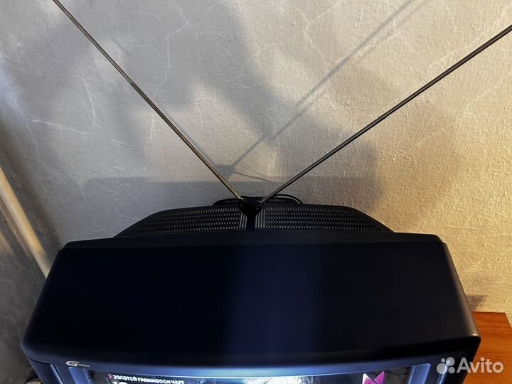 Телевизор JVC-G21T в рабочем состоянии