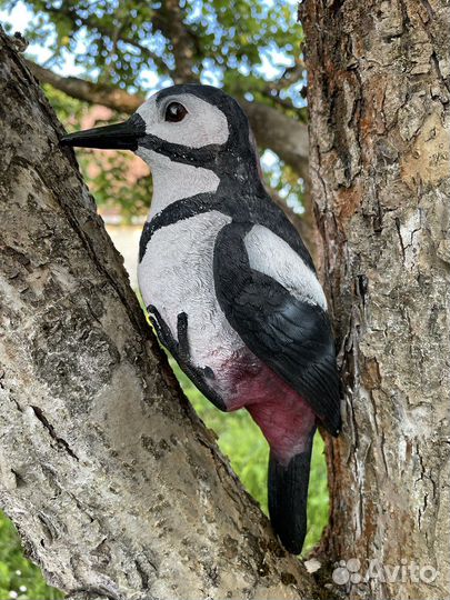 Садова фигурка из полистоуна для дерева «Дятел»