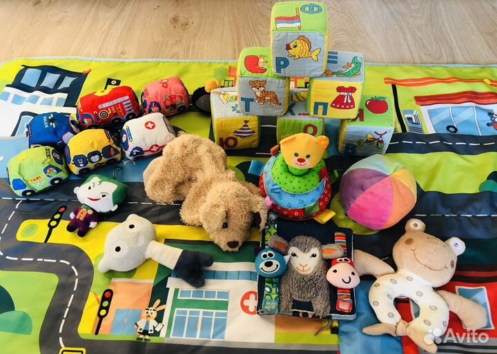 Развивающий коврик и игрушки для новорожденного