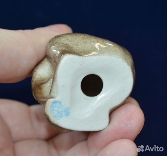 Фарфоровая статуэтка- обезьянка С мячиком лфз
