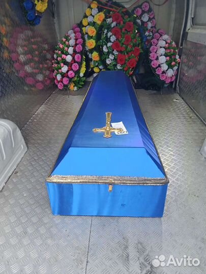 Ритуальный агент, гробы, кресты, венки, таблички