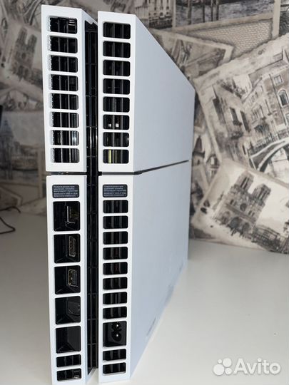 Белая Sony PS4