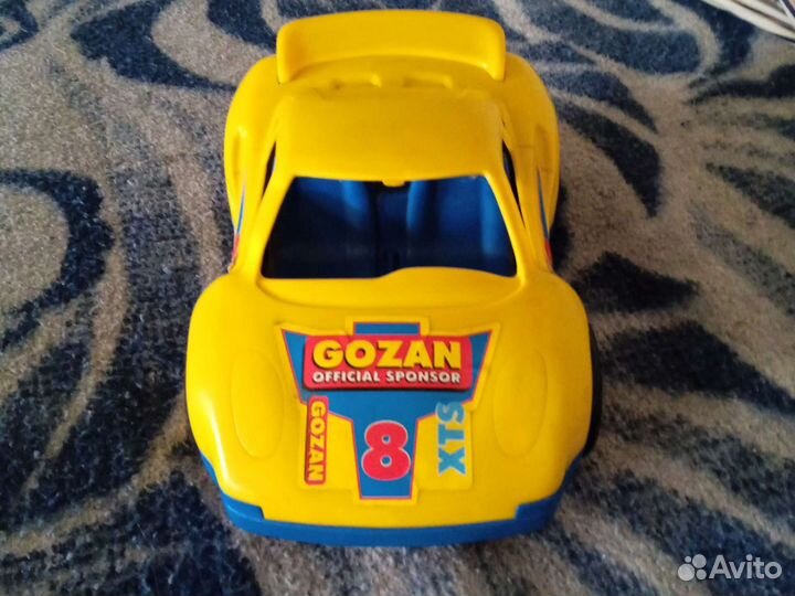 Гоночный автомобиль и самосвал