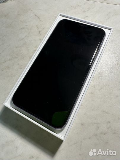 Телефон iPhone 11