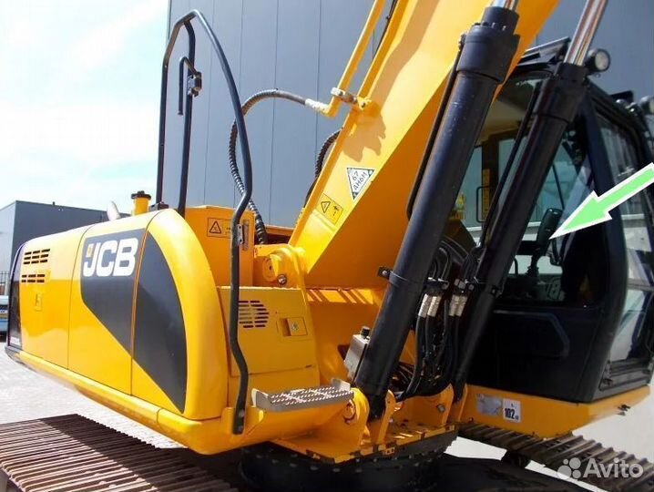 Стекло правое возле стрелы JCB JS 220