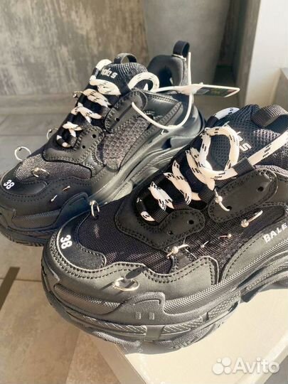 Кроссовки balenciaga triple s пирсинг