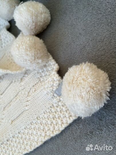 Шарф бежевый с помпонами