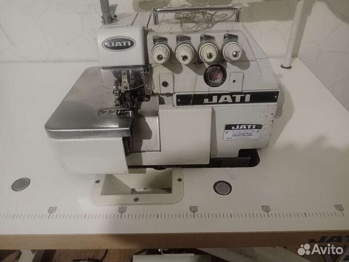 Продам пятиниточную швейную машину