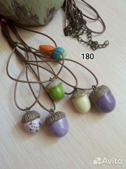 Подвески, значки из керамики, фаянс (много)