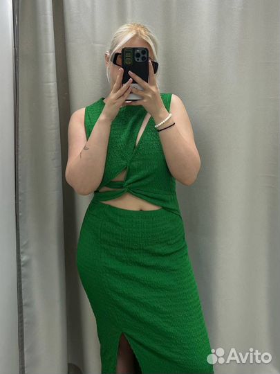 Ассиметричное платье с разрезом